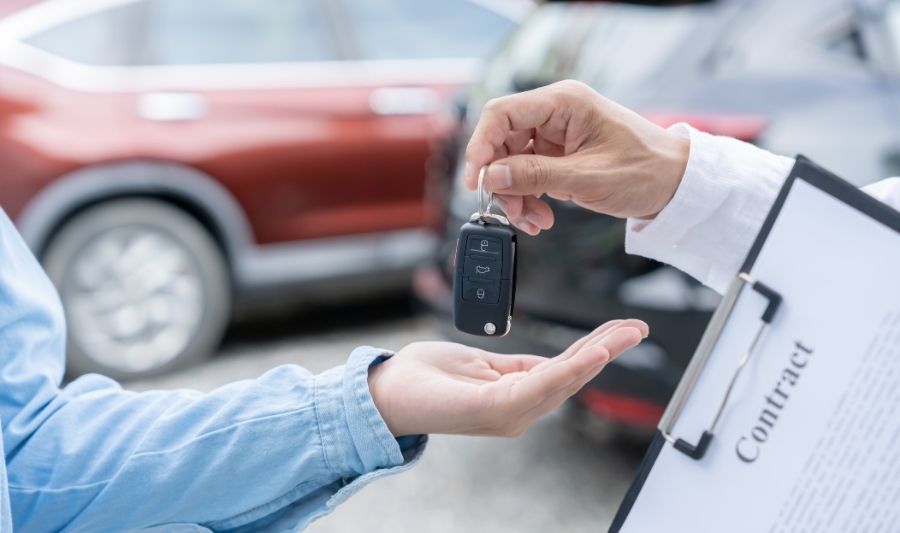 man handing over the keys with the contact
